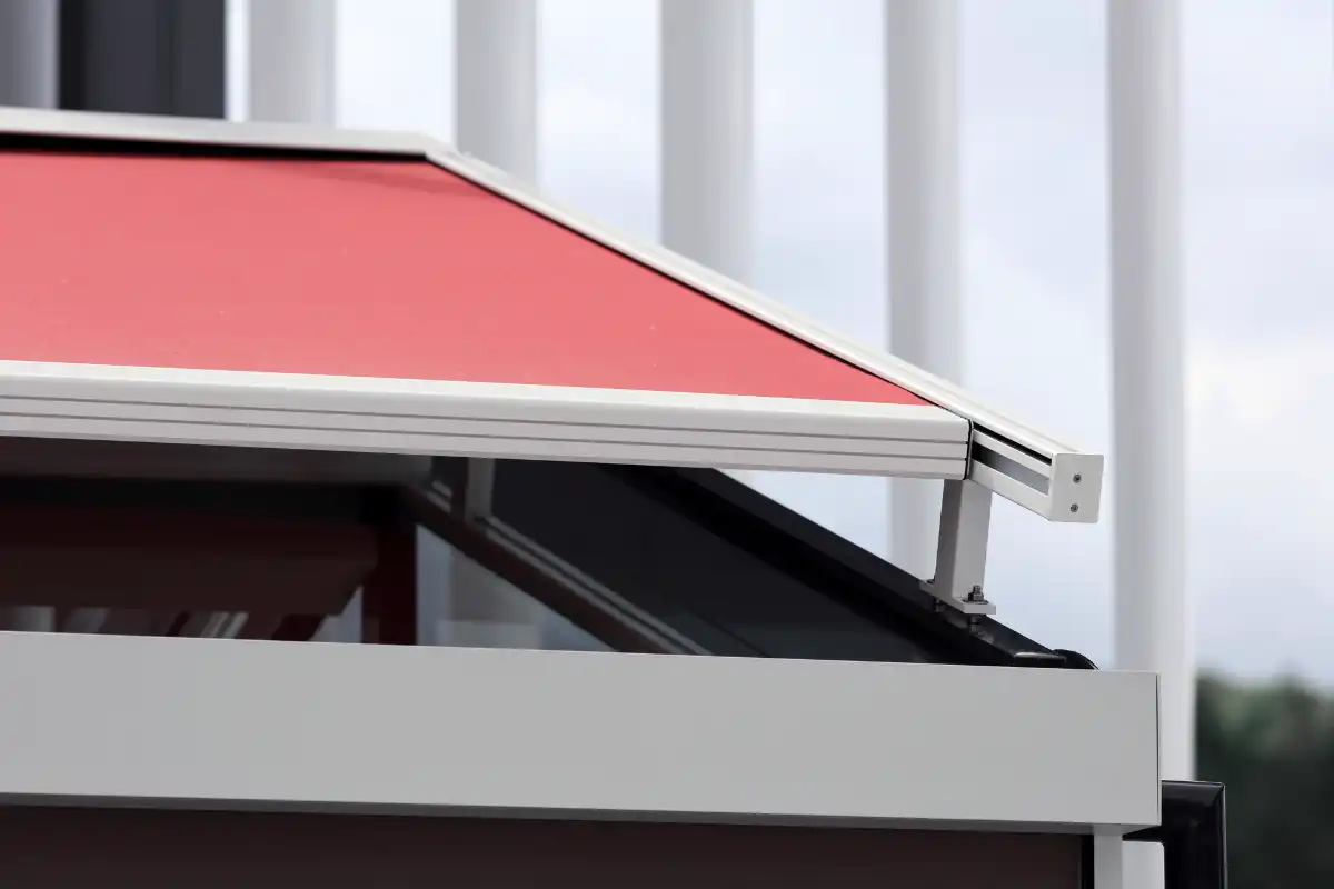 Rotes Sonnenschirmdach über einem modernen Gebäude