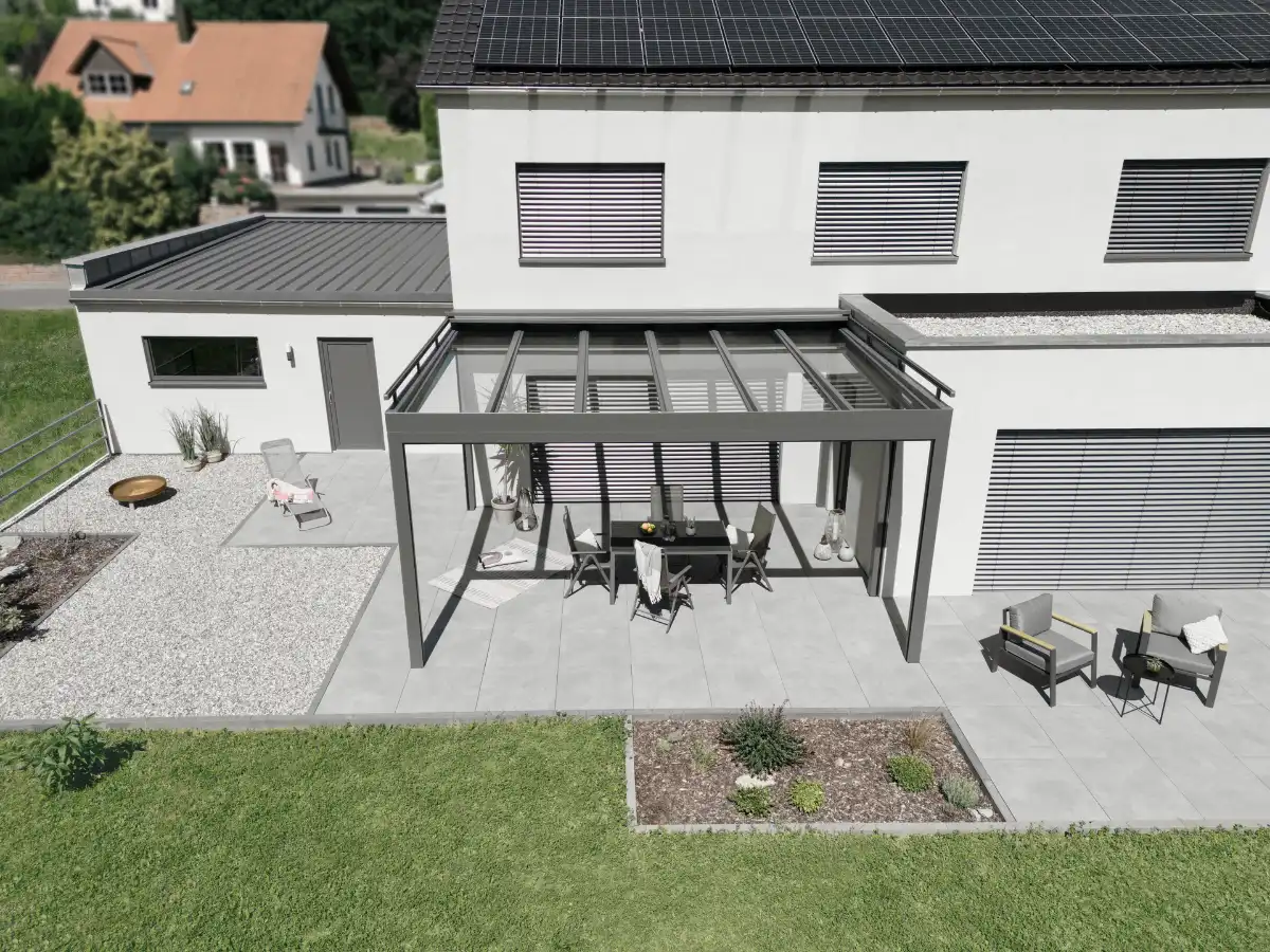 Terrassenüberdachung mit Solarpanelen  Moderne Terrasse mit Überdachung und Solaranlage auf dem Dach eines Einfamilienhauses