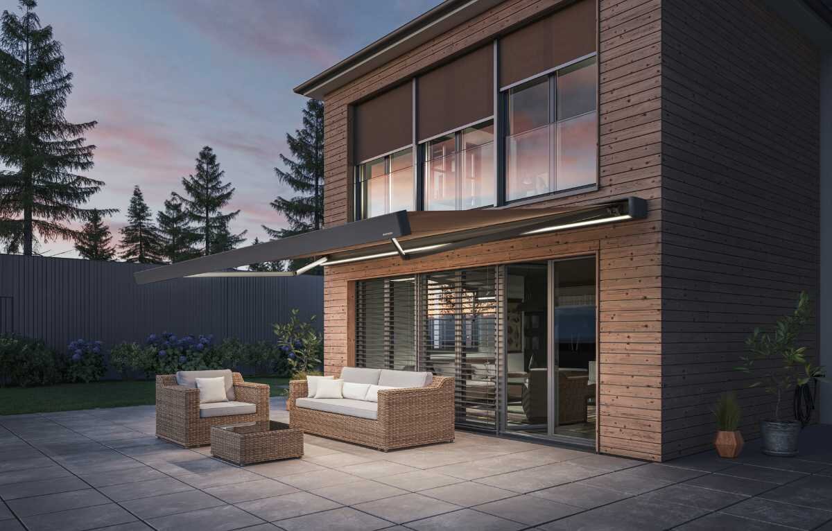 Moderne Terrasse mit Markise und stilvollen Gartenmöbeln