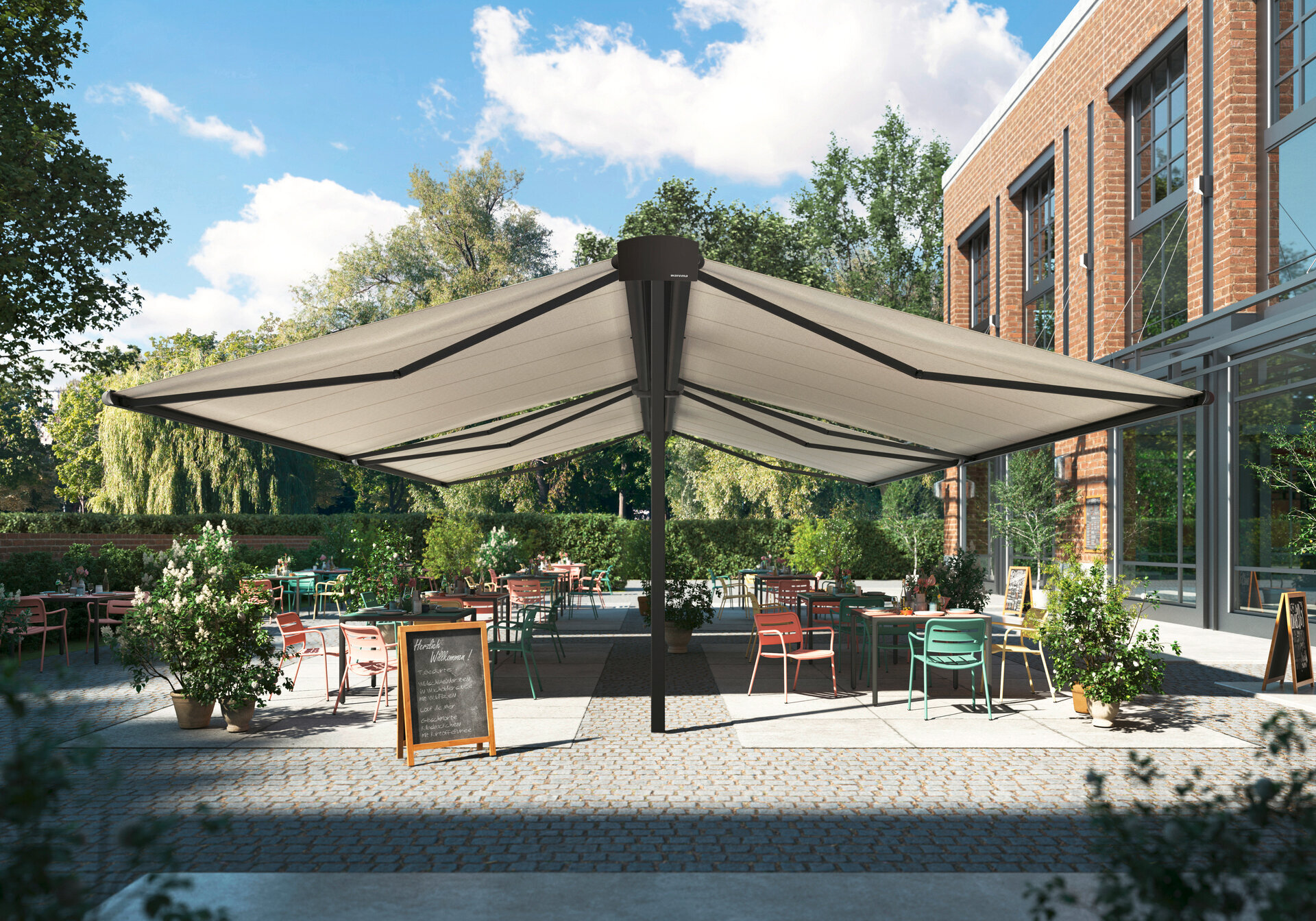 Grüne Terrassenmarkise für stilvollen Sonnenschutz Markisen überdecken freistehend einen größeren Außenbereich eines Restaurants