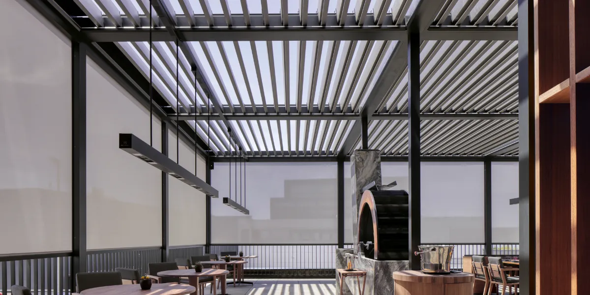 Großer überdachter Außenbereich mit Tischen und Stühlen