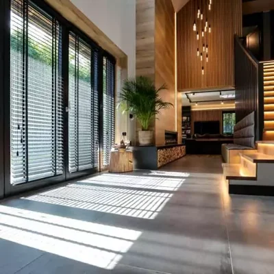 Dunkle Innenjalousien an den Fenstern