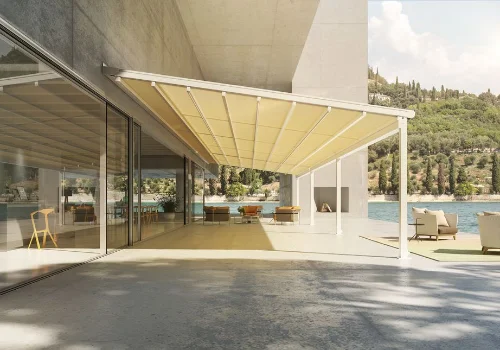 Helle, große Pergola über der Terrasse