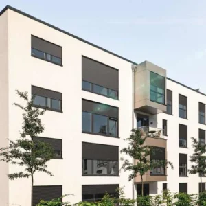 Modernen Haus mit dunklen Rollläden