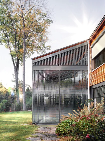 Graue Schräg-Außenjalousien für Sonderformen