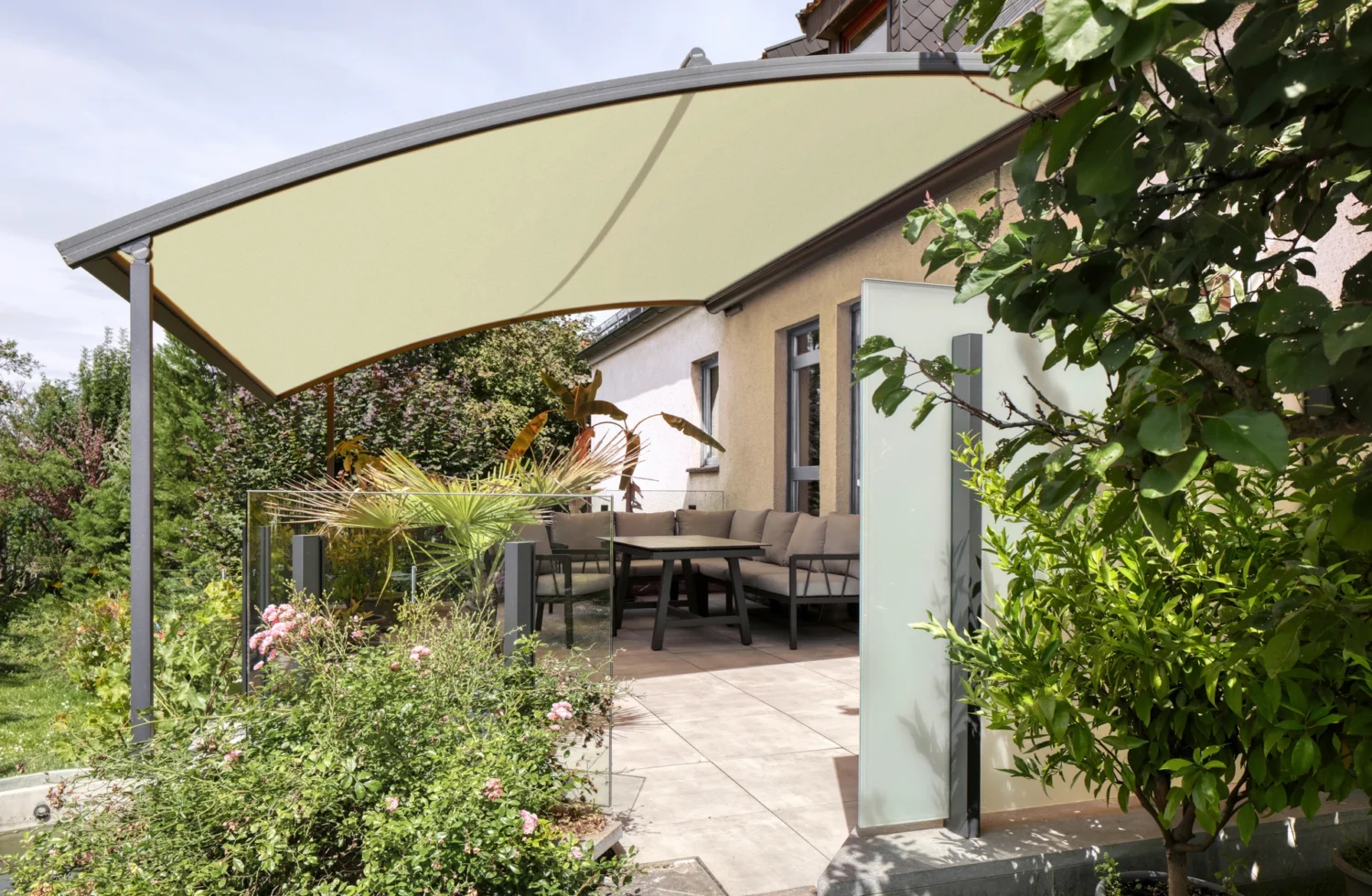 Moderne Terrasse mit Überdachung und gemütlichen Sitzmöbeln