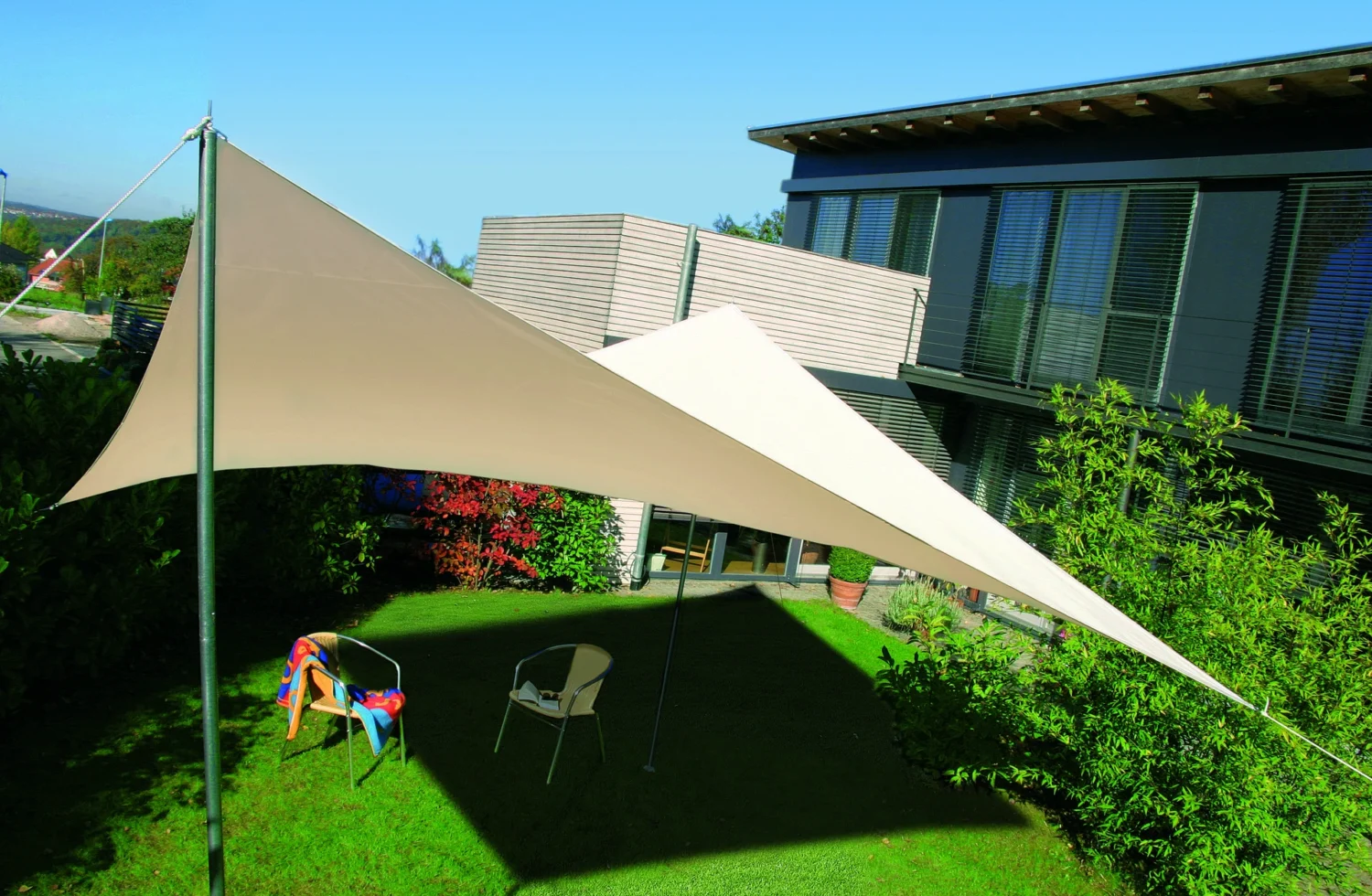 Sonnensegel im Garten eines modernen Hauses