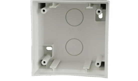 Leere weiße Kunststoffdose zur Wandmontage