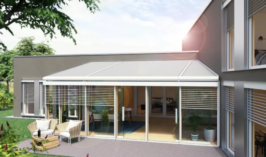 Moderne Terrasse mit Glasüberdachung und stilvollen Möbeln