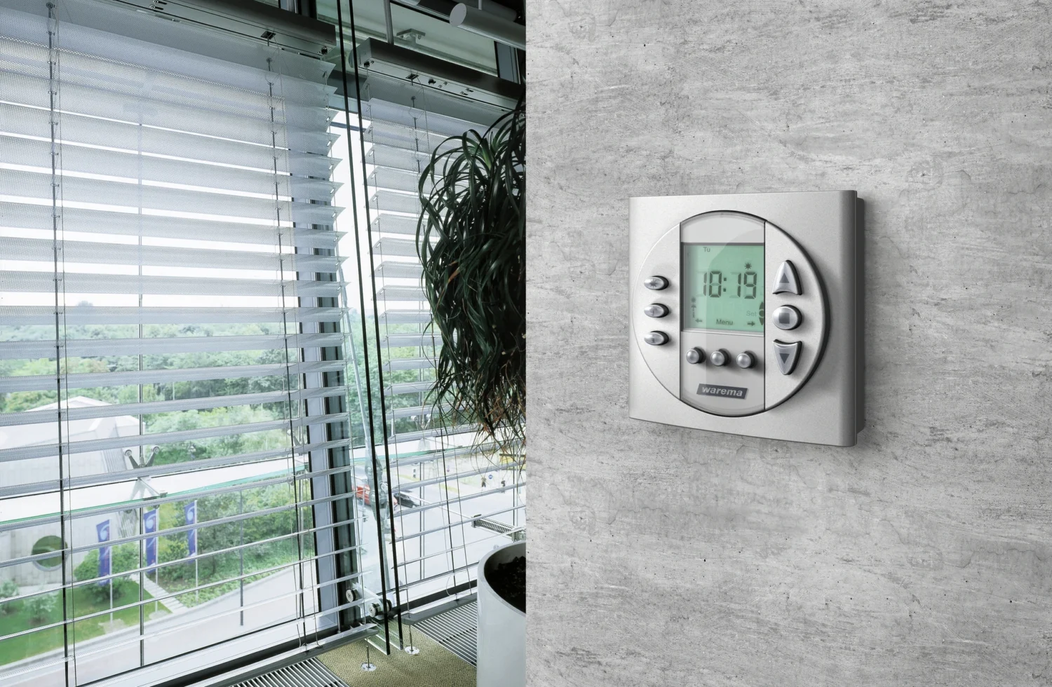 Moderne Jalousiensteuerung neben Fenster mit Blick ins Grüne