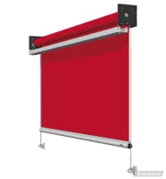 Rote Markise mit weißem Rahmen
