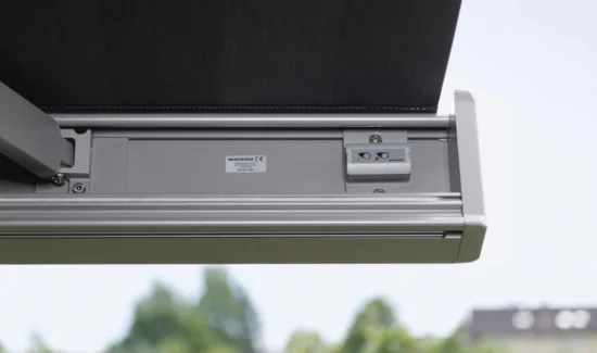 Nahaufnahme einer Warema Markise mit CE-Kennzeichnung