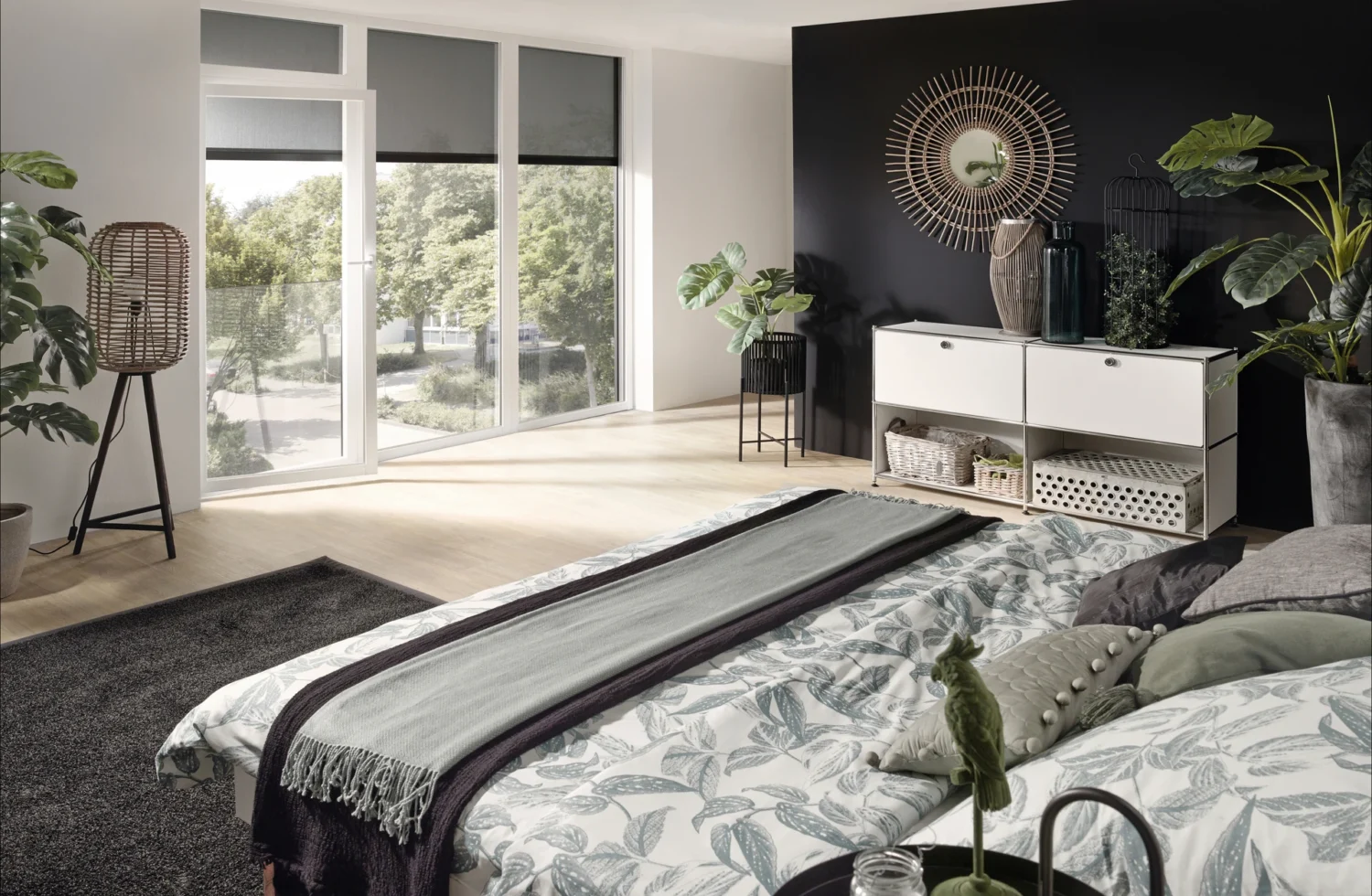 Modernes Schlafzimmer mit stilvoller Einrichtung und großen Fenstern