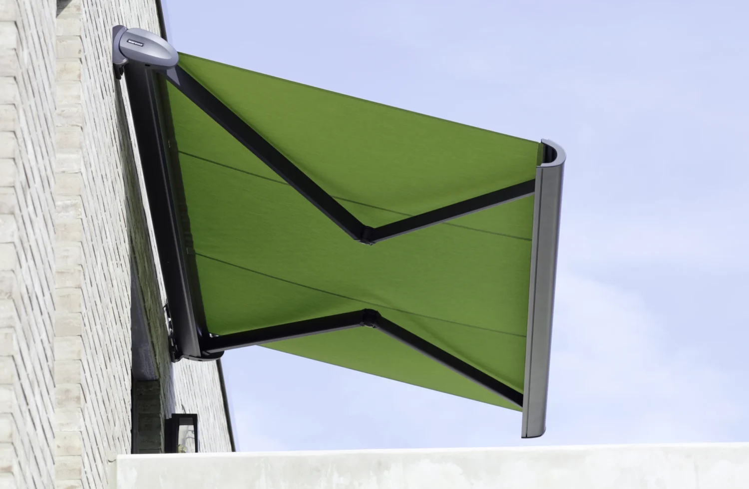 Grüne Markise an einer Backsteinwand