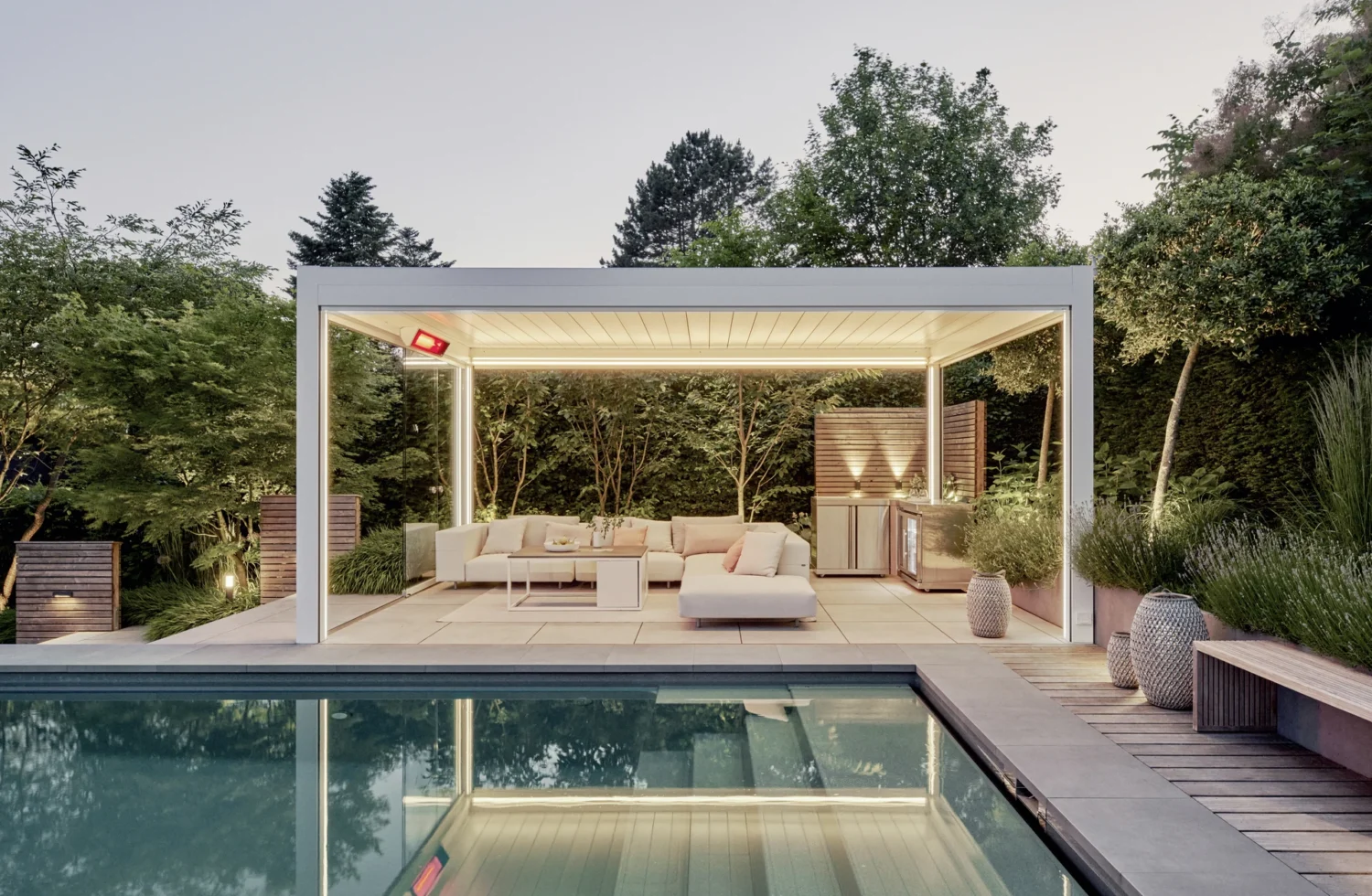 Moderne Gartenlounge mit Pool und stilvoller Beleuchtung