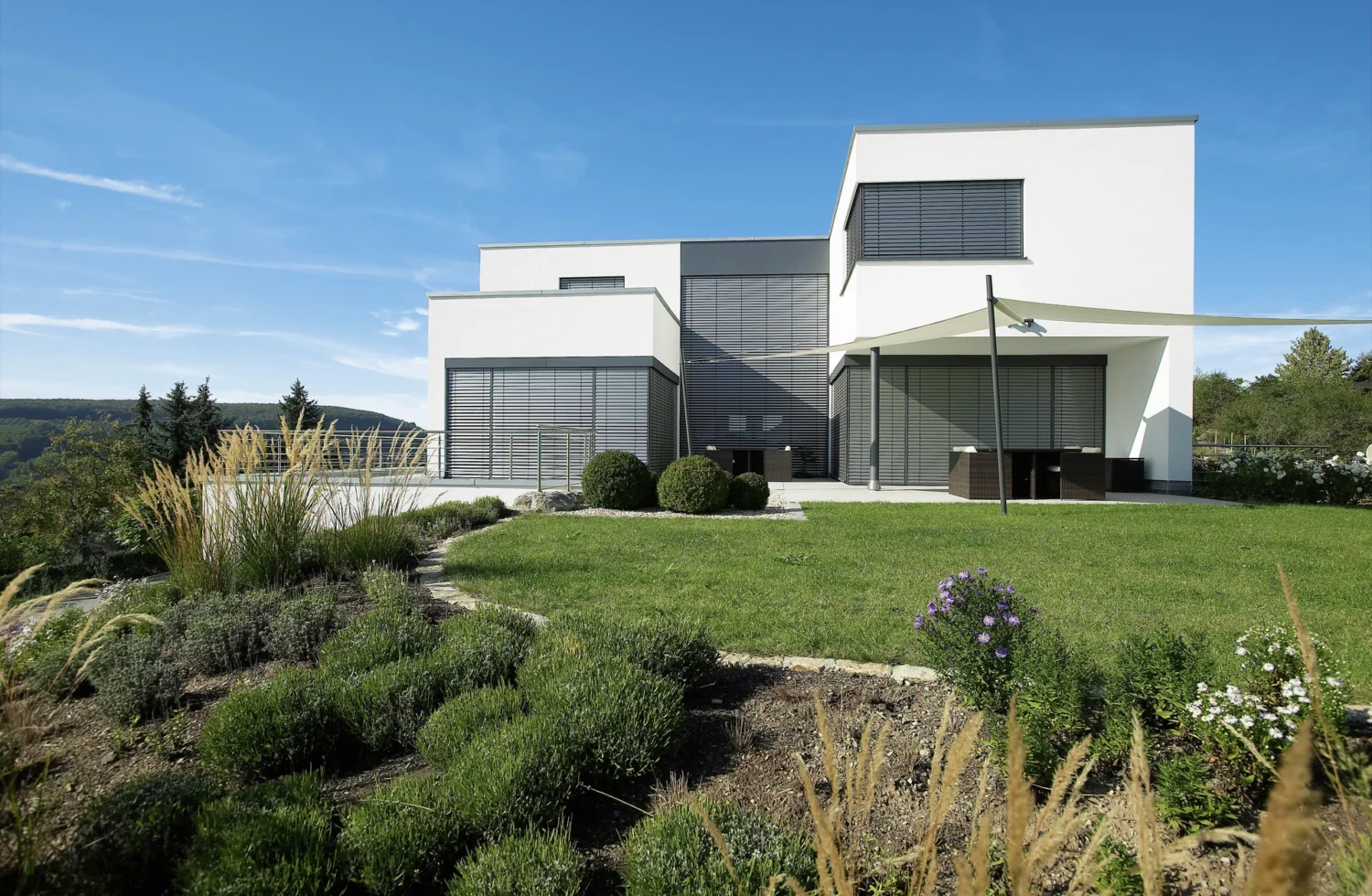 Modernes Einfamilienhaus mit Garten und Sonnenschutz