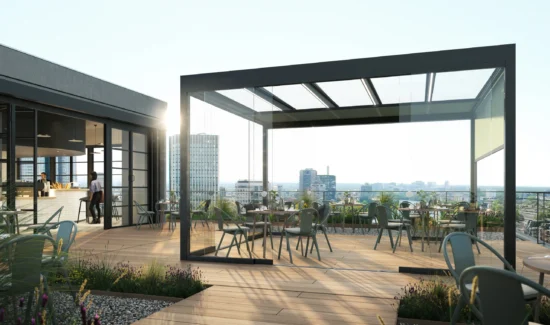 Moderne Dachterrasse mit Glasüberdachung und stilvollen Sitzgelegenheiten