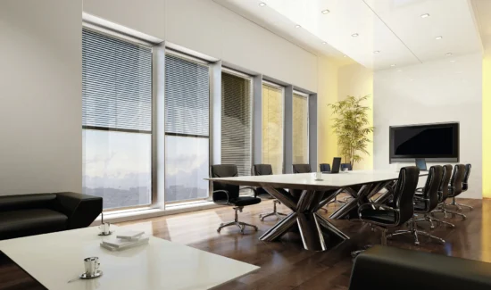 Modernes Konferenzzimmer mit großem Tisch und schwarzen Stühlen