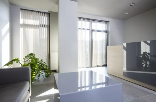 Modernes Konferenzzimmer mit großem Tisch und schwarzen Stühlen